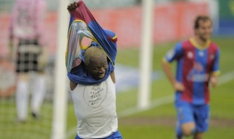 Penyerang Levante, Arouna Kone saat merayakan gol ke-17nya ke gawang Granada, dalam lanjutan La Liga Spanyol. Jika ia mencetak satu gol lagi, penyerang asal Pantai Gading itu harus kembali dari masa pinjamannya ke Sevilla.