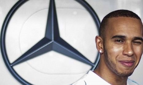 Penyerang Lewis Hamilton.