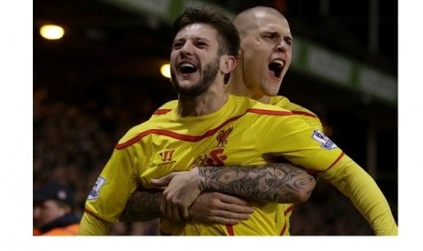 Penyerang Liverpool Adam Lallana (depan) merayakan golnya ke gawang Crystal Palace bersama Martin Skrtel dalam lanjutan Piala FA, Ahad (15/2). Liverpool menang 2-1 dan lolos ke perempat final.