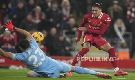 Penyerang Liverpool Darwin Nunez menjebol gawang Aston Villa yang dijaga Emi Martinez dalam pertandingan Liga Primer Inggris di Anfield, Ahad (10/11/2024) dini hari WIB.