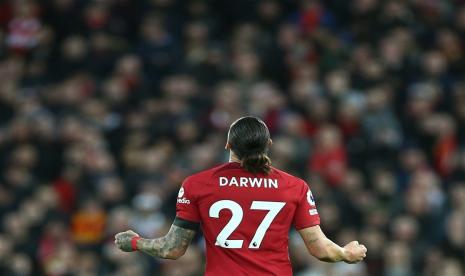 Penyerang Liverpool Darwin Nunez merayakan gol bunuh diri pemain Leicester City yang berawal dari tendangannya dalam pertandingan Liga Primer Inggris di Anfield, Sabtu (31/12/2022)