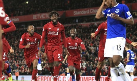  Penyerang Liverpool, Divock Origi (kedua dari kiri) meluapakan kegembiraan usai memberi gol kemenangan Liverpool atas Everton, di Stadion Anfield, Ahad (2/12). 