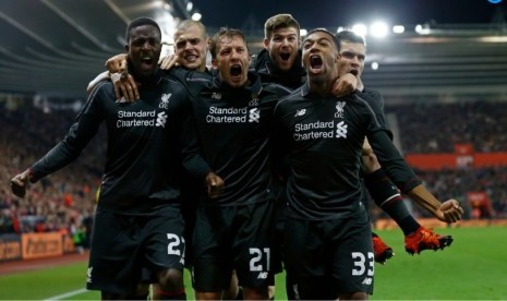 Penyerang Liverpool Divock Origi (kiri) merayakan gol ke gawang Southampton pada Piala Liga bersama rekan-rekannya.