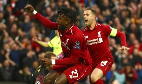 Penyerang Liverpool Divock Origi (kiri) merayakan golnya ke gawang Barcelona.