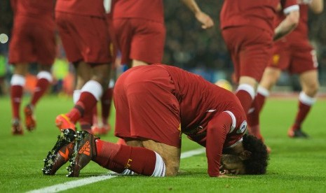 Penyerang Liverpool Mohamed Salah bersujud usai mencetak gol ke gawang Chelsea pada lanjutan Liga Primer di Stadion Anfield, Ahad (26/11) dini hari WIB. 