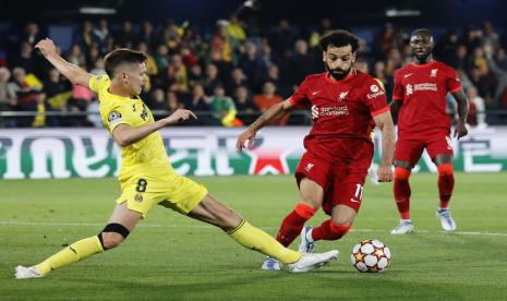 Penyerang Liverpool Mohamed Salah dijaga ketat pemain bertahan Villarreal, Rabu (4/5/2022) dini hari WIB.