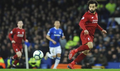 Penyerang Liverpool Mohamed Salah (kanan) beraksi saat melawan Everton.