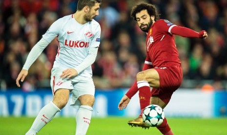 Penyerang Liverpool Mohamed Salah (kanan) berebut bola dengan pemain Spartak Moskow Salvatore Bocchetti (kiri) pada Grup E Liga Champions UEFA 2017/2018 di Stadion Anfield, Liverpool, Inggris, Kamis (7/12) dini hari WIB. 