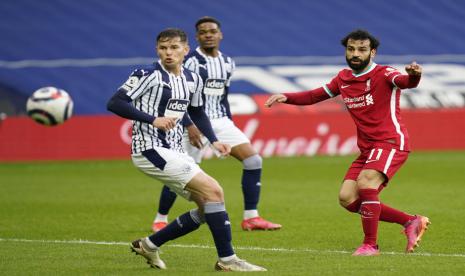 Penyerang Liverpool Mohamed Salah (kanan) menjebol gawang West Bromwich Albion pada pertandingan Liga Primer Inggris.