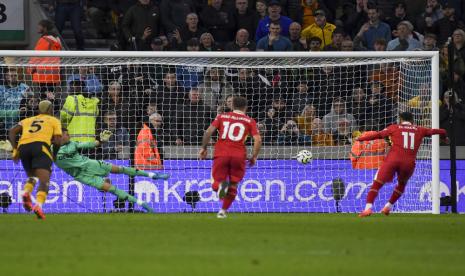 Penyerang Liverpool Mohamed Salah (kanan) menjebol gawang Wolverhampton Wanderers dalam lanjutan Liga Primer Inggris di Stadion Molineux, Wolverhampton, Ahad (29/9/2024) dini hari WIB. Liverpool menang 2-1.