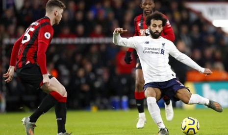 Penyerang Liverpool Mohamed Salah (membawa bola) mencetak satu gol saat timnya mengalahkan Bournemouth 3-0 dalam pertandingan Liga Inggris, Sabtu (7/12).