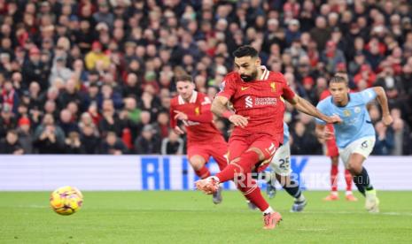 Penyerang Liverpool Mohamed Salah mencetak gol ke gawang Manchester City dari titik putih dalam pertandingan Liga Primer Inggris di Anfield, Liverpool yang berakhir Senin (2/12/2024) dini hari WIB.