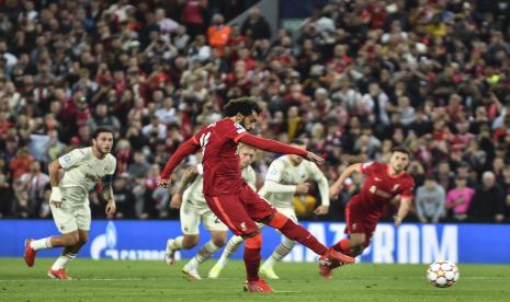 Penyerang Liverpool Mohamed Salah mengeksekusi tendangan penalti ke gawang AC Milan pada pertandingan pertama fase Grup B Liga Champions di Stadion Anfield, Kamis (16/9).