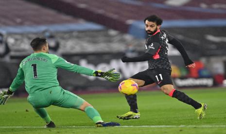 Penyerang Liverpool Mohamed Salah menjebol gawang West Ham United yang dijaga Lukasz Fabianski.