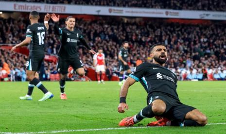 Penyerang Liverpool Mohamed Salah merayakan golnya ke gawang Arsenal dalam bigmatch Liga Primer Inggris yang berakhir Senin (28/2024) dini hari WIB. Gol Salah membuat skor akhir imbang 2-2.