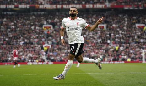 Penyerang Liverpool Mohamed Salah merayakan golnya ke gawang Manchester United dalam lanjutan Liga Primer Inggris, Ahad (1/9/2024).