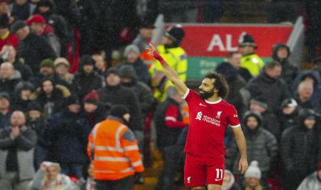 Penyerang LIverpool Mohamed Salah merayakan golnya ke gawang Newcastle United dalam lanjutan Liga Primer Inggris di Anfield, Selasa (2/1/2024) dini hari WIB..