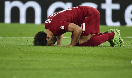 Penyerang Liverpool Mohamed Salah merayakan golnya ke gawang Rangers dengan bersujud syukur. Liverpool mengalahkan Rangers dalam pertandingan Grup A Liga Champions di Anfield, Rabu (5/10/2022) dini hari WIB. 