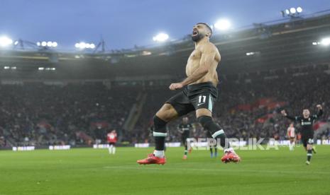 Penyerang Liverpool Mohamed Salah merayakan golnya ke gawang Southampton dalam pertandingan sepak bola Liga Primer Inggris di Southampton, Inggris, Ahad, 24 November 2024.