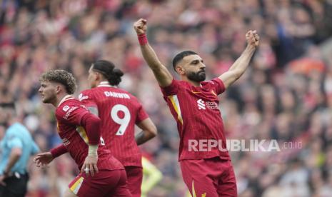 Penyerang Liverpool Mohamed Salah merayakan golnya ke gawang Southampton dalam lanjutan Liga Primer Inggris di Anfield, Liverpool, Sabtu (8/3/2025).