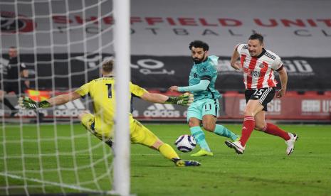 Penyerang Liverpool, Mohamed Salah (Tengah) berhadapan dengan bek Sheffield United, Phil Jagielka.