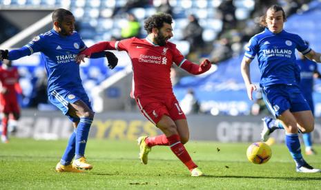 Penyerang Liverpool, Mohamed Salah (tengah) diapit bek Leicester City pada laga pekan ke-24 di King Power Stadium, Sabtu (13/2).