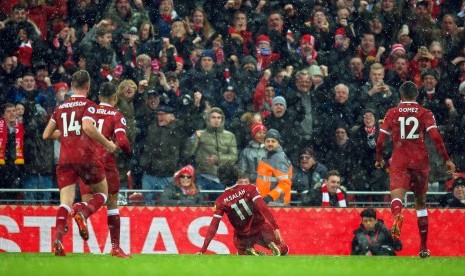 Penyerang Liverpool Mohamed Salah (tengah) melakukan selebrasi setelah membawa Liverpool unggul 1-0 ketika melawan Everton pada pertandingan Liga Primer di Anfield, Liverpool, Inggris, 10 Desember 2017. Liverpool mengakhiri pertandingan dengan skor imbang 1-1. 