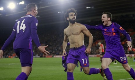 Penyerang Liverpool Mohamed Salah (tengah) merayakan golnya ke gawang Southampton.