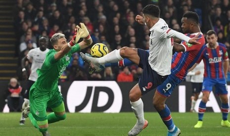 Penyerang Liverpool Roberto Firmino mencoba mencetak gol saat melawan Crystal Palace di Stadion Selhurt Park, Sabtu (23/11) malam WIB.