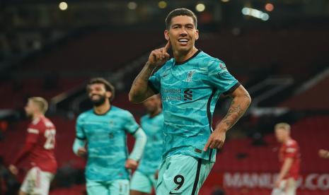 Penyerang Liverpool Roberto Firmino merayakan gol kedua ke gawang Manchester United pada pertandingan di Stadion Old Trafford, Jumat (14/5) dini hari WIB.