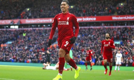 Penyerang Liverpool Roberto Firmino merayakan golnya ke gawang Burnley.