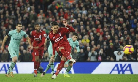 Penyerang Liverpool Roberto Firmino saat mengeksekusi penalti ke gawang Arsenal.