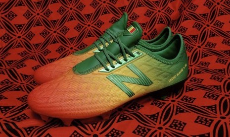 Penyerang Liverpool, Sadio Mane, diberikan sepatu edisi khusus New Balance.