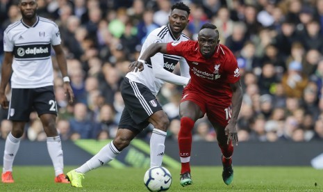 Penyerang Liverpool Sadio Mane (kanan).