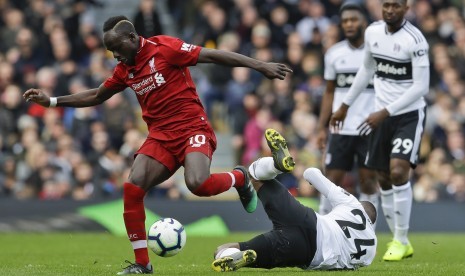 Penyerang Liverpool Sadio Mane (kiri).