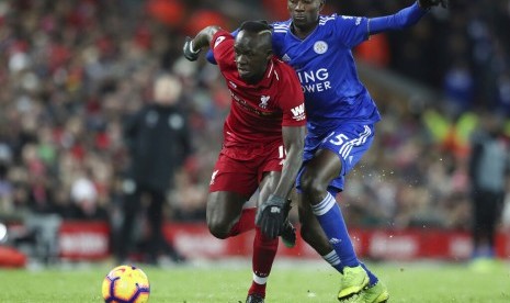 Penyerang Liverpool Sadio Mane (kiri) dijaga pemain Leicester City Wilfred Ndidi.