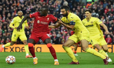 Penyerang Liverpool Sadio Mane (kiri) dijaga pemain Villarreal Raul Albiol dalam pertandingan leg pertama Liga Champions di Stadion Anfield, Kamis (28/4/2022) dini hari WIB.