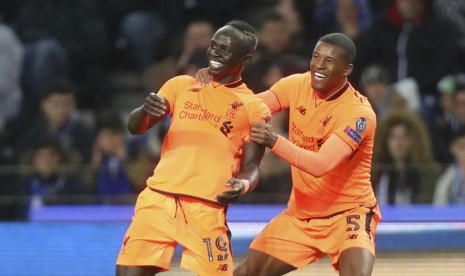 Penyerang Liverpool Sadio Mane (kiri) merayakan golnya bersama Georgino Wijnaldum.