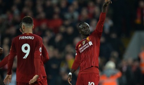 Penyerang Liverpool Sadio Mane merayakan gol bersama rekannya Roberto Firmino 