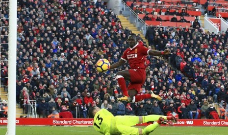 Penyerang Liverpool Sadio Mane saat menjebol gawang West Ham United.