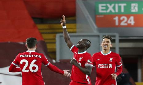 Penyerang Liverpool, Sadio Mane (tengah) usai mencetak gol ke gawang West Bromwich Albion.