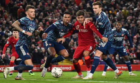 Penyerang Liverpooll Roberto Firmino (ketiga kanan) dijaga rapat para pemain Arsena dalam pertandingan semifinal Piala Carabao di Stadion Anfield, Liverpool, Jumat (14/1/2022) dini hari WIB. Arsenal menahan imbang Liverpool 0-0. 