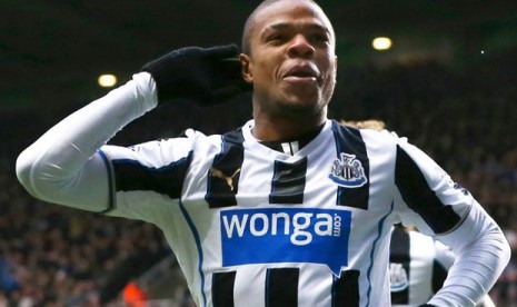 Penyerang Loic Remy.