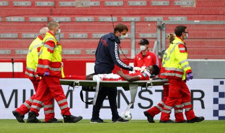 Penyerang Mainz 05, Taiwo Awoniyi, ditandu setelah mengalami gegar otak.