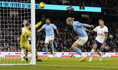 Penyerang Manchester City Erling Haaland (kedua kanan) menjebol gawang Tottenham Hotspur lewat tandukan dalam pertandingan Liga Primer Inggris di Stadion Etihad, Jumat (20/1/2023) dini hari WIB.