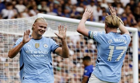 Penyerang Manchester City Erling Haaland (kiri) merayakan gol ke gawang Chelsea dengan rekannya Kevin de Bruyne dalam pertandingan Liga Primer Inggris di Stamford Bridge, London.