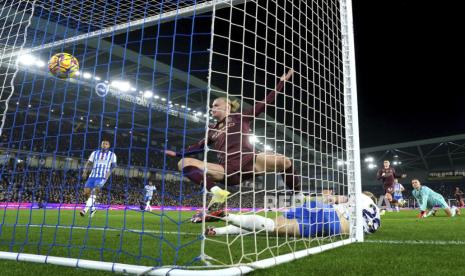 Penyerang Manchester City Erling Haaland mencetak gol ke gawang Brighton and Hove Albion dalam lanjutan Liga Primer Inggris di Stadion Amex, Brighton, Ahad (10/11/2024) dini hari WIB. Meski demikian, City tetap kalah 1-2 dari Brighton.