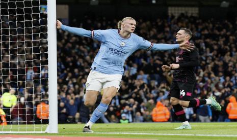 Penyerang Manchester City Erling Haaland merayakan gol pertama timnya ke gawang Burnley dalam pertandingan sepak bola perempat final Piala FA di Stadion Etihad, Manchester, Inggris, Ahad (19/3/2023) dini hari WIB.