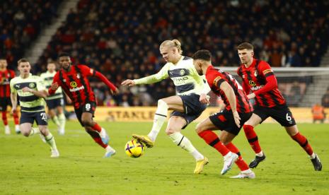 Penyerang Manchester City Erling Haland dikepung para pemain Bournemouth dalam lanjutan Liga Primer Inggris.