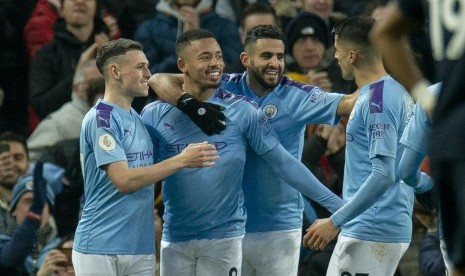 Penyerang Manchester City Gabriel Jesus (kedua kiri) merayakan golnya ke gawang Everton bersama rekan-rekannya. City menang 2-1 atas Everton lewat dua gol Jesus.